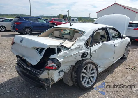 2019 Volkswagen Passat 2.0T Wolfsburg Edition z USA, uszkodzony, nr VIN 1VWLA7A34KC012386